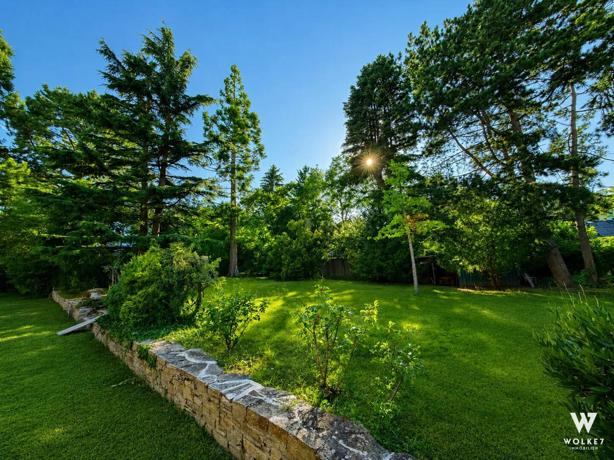 Am Fuße des Roten Bergs mit weitläufigem 2.100 m² Grundstück – Hietzing