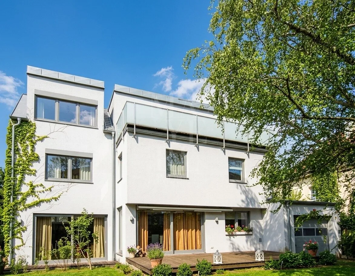 Moderne Villa in bester Döblinger Lage mit Garten, Terrassen & Garage