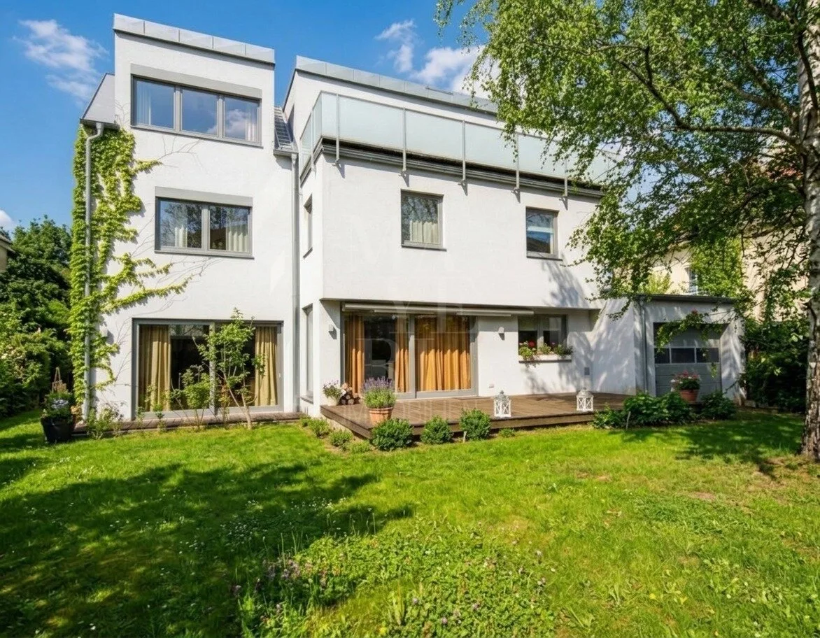Moderne Villa in bester Döblinger Lage mit Garten, Terrassen & Garage