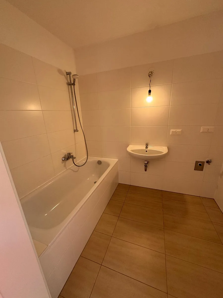 2-Zimmer-Neubauwohnung mit Küche, Balkon & Garage – Kaiserebersdorf