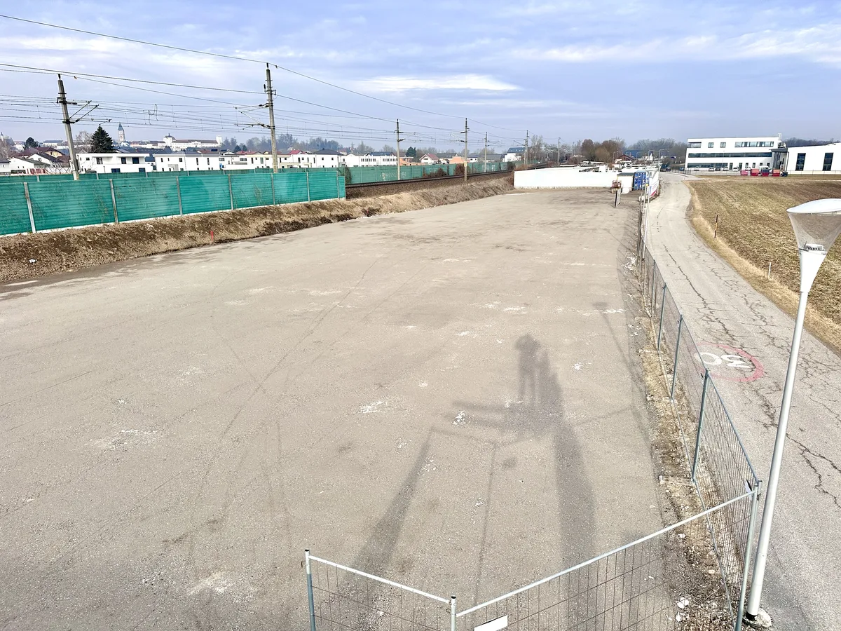 Befestigter Lagerplatz zu vermieten