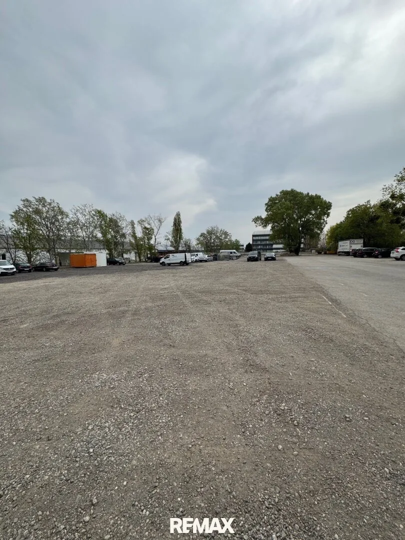 9000 m² befestigte Abstellfläche (teilbar ab 1500 m²) zu mieten